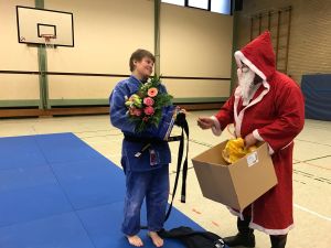 tl_files/judoka_stade/2016/Bilder/2016 12 Henni und Weihnachtsmann.jpg